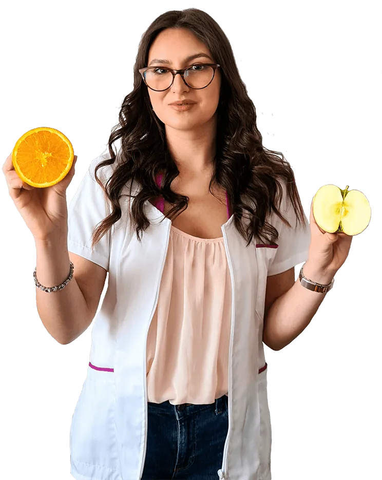 Raluca Popa, nutriționist, cu o portocală și un măr în mână